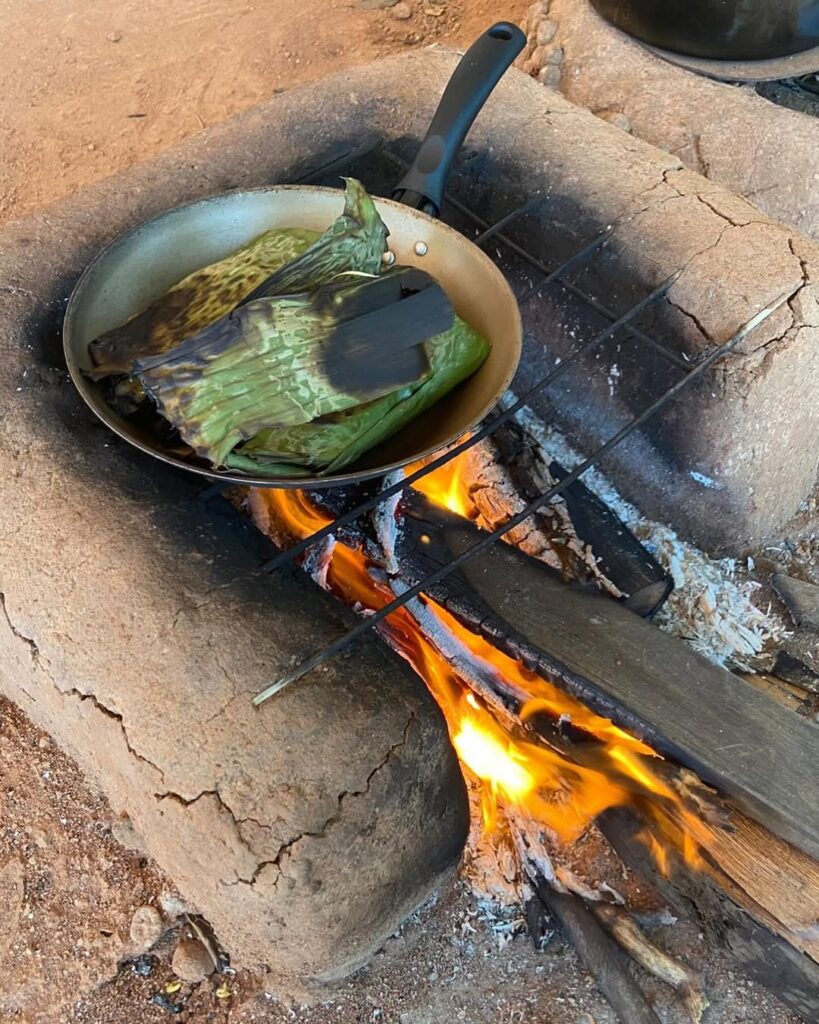 Tecnologia indígena aplicada no preparo de alimento em panela sobre fogão de barro com fogo à lenha