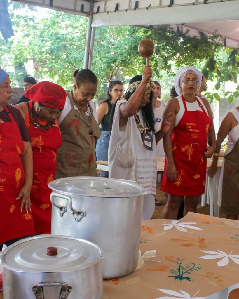 Tecnologia indígena em prática na Cozinha das Tradições com preparo coletivo de alimentos e transmissão de saberes tradicionais