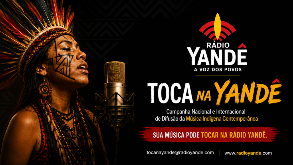 Toca na Yandê: artista indígena cantando diante de um microfone na campanha da Rádio Yandê.